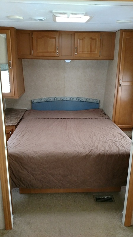 master bed room with queen bed